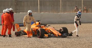 La rueda trasera derecha del McLaren de Fernando Alonso se salió, lo que provocó la bandera roja en pista.