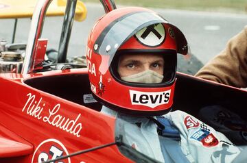 Niki Lauda cierra este Top 10 con su primer título mundial. Lo ganó en 1975 con 26 años, 6 meses y 16 días. Esta temporada pilotaba para Ferrari, igual que la anterior, 1974, en la que terminó cuarto el campeonato, y las dos siguientes, 1976 (terminó segundo) y 1977 (ganó la segunda de sus tres coronas). El austriaco logró, en las 14 carreras que completaron el Mundial, cinco victorias, nueve poles y tres podios. Para este título de 1975, un año antes de su tremendo accidente, Lauda sumó 64,5 puntos por los 45 de su inmediato perseguidor, Emerson Fittipaldi (McLaren Cosworth) y los 37 de Carlos Reutemann (tercero con Brabham Ford Cosworth).