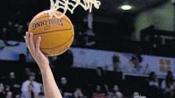 <b>LLEGA AYUDA. </b>Calderón está listo para ayudar a los Raptors en Portland.