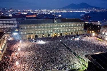 Aficionados del S. S. C. Napoli celebran por las calles de Nápoles la consecución del título de liga. De esta forma el conjunto italiano se proclamó campeón de la Serie A por cuarta vez en su historia.