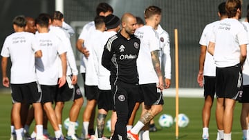 FORT LAUDERDALE, FLORIDA - JANUARY 13: Head coach Javier Mascherano of Inter Miami looks on during a training session at Florida Blue Training Center on January 13, 2025 in Fort Lauderdale, Florida. Megan Briggs/Getty Images/AFP (Photo by Megan Briggs / GETTY IMAGES NORTH AMERICA / Getty Images via AFP)