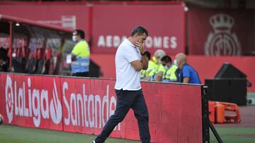 Óscar García, con gesto reflexivo, durante el partido entre el Mallorca y el Celta.