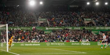 Gol de penalti de Pombo, del Racing, al Huesca.