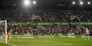 Gol de penalti de Pombo, del Racing, al Huesca.