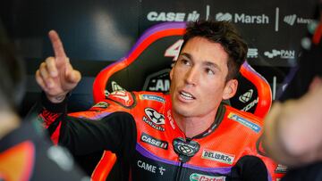Aleix Espargar¨® en el box de Aprilia.
