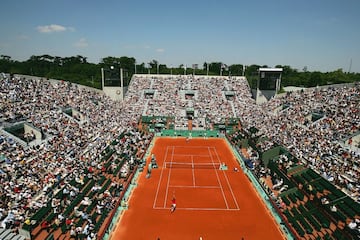 El encuentro de mayor duración de la historia del Grand Slam francés es que jugaron los locales Fabrice Santoro y Arnaud Clement en la primera ronda de 2004, que duró seis horas y 33 minutos con un resultado de 6-4, 6-3, 6-7 (5), 3-6 y 16-14 a favor del primero.