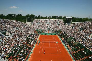 El encuentro de mayor duración de la historia del Grand Slam francés es que jugaron los locales Fabrice Santoro y Arnaud Clement en la primera ronda de 2004, que duró seis horas y 33 minutos con un resultado de 6-4, 6-3, 6-7 (5), 3-6 y 16-14 a favor del primero.