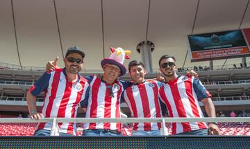 Calor, sol y pasión: el color de la afición en el Estadio Chivas