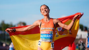 Marta Serrano celebra la medalla de plata en los 3000 obstáculos de los eurupeos sub-23.