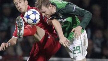 <b>WERDER BREMEN 0 - TWENTE 2</b>. Janko y Mertesacker pugnan por un balón.