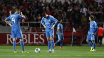 Los jugadores del Madrid, desolados en el S&aacute;nchez Pizju&aacute;n.