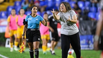 Milagros Martínez, DT de Tigres Femenil, da indicaciones a sus jugadoras.