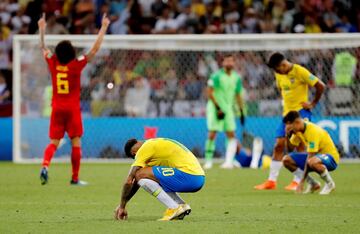 Los jugadores brasileños desolados tras la eliminación.