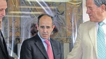 <b>PUEDE HABER NOVEDADES. </b>De izquierda a derecha, Manuel Ruiz de Lopera, Javier Irureta y José León. Un triunvirato que puede dejar de serlo si se marchara el técnico.