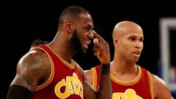 NEW YORK, NY - DECEMBER 07: LeBron James #23 of the Cleveland Cavaliers points to his eye after he was hit in the first half against the New York Knicks at Madison Square Garden on December 7, 2016 in New York City. NOTE TO USER: User expressly acknowledges and agrees that, by downloading and or using this Photograph, user is consenting to the terms and conditions of the Getty Images License Agreement Elsa/Getty Images/AFP
== FOR NEWSPAPERS, INTERNET, TELCOS & TELEVISION USE ONLY ==