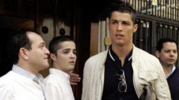 <b>CERCANOS. </b>Raúl y Cristiano, solicitados a la salida de la comida.