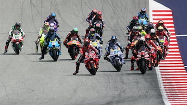 Francesco Bagnaia en acción al inicio de la carrera.