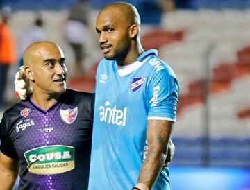 El portero panameño juega con nacional de Uruguay desde el verano del 2016, llegando a disputar 19 partidos con el club, enfrentan a Cerro Porteño y Zamora en el grupo E.