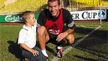 <b>ZIDANE</b> posó con un recogepelotas.