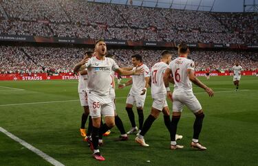 0-1. Youssef En-Nesyri celebra el primer gol con sus compañeros de equipo.