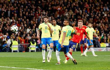 2-0. Dani Olmo, con un potente zurdazo, coloca el balón al palo largo de Bento. Imposible llegar para el portero brasileño.