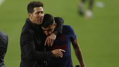 Simeone abraza a Correa despu&eacute;s del partido contra el Betis.  