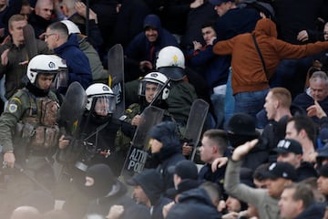 Durante los altercados de algunos aficionados del AEK la policia tuvo que intervenir. Los griegos asaltaron al campo y lanzaron bengalas a los seguidores del conjunto holandés. 