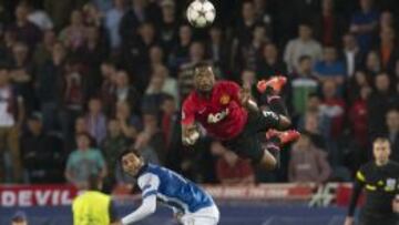 Evra disputa un balón con Vela.