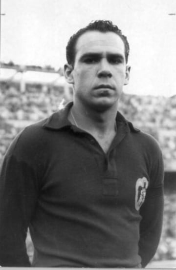 La especialidad del delantero vizcaíno eran los remates de cabeza. Uno de sus goles mas recordados con España fue ante Inglaterra en el Mundial de Brasil de 1950, que clasificó a España entre las cuatro mejores selecciones del mundo por primera vez en su historia. Jugó en total veinte partidos con la selección.