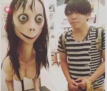 Esto es Momo: una escultura de una exposici&oacute;n en Ginza, Jap&oacute;n