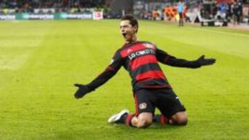 Javier Hernández celebra su anotación frente al Borussia Monchengladbach.