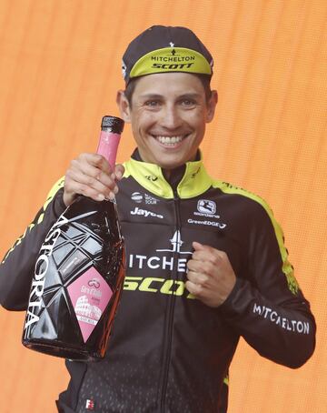 Esteban Chaves celebra en el podio del Giro de Italia en su segunda victoria de etapa en sus participaciones en la competencia.