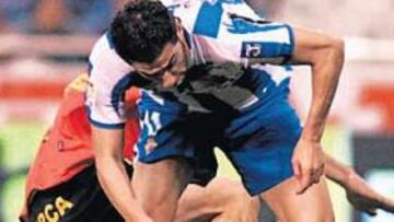 <b>LA JUGADA CLAVE.</b> Ballesteros trabó por detrás a Riki cuando encaraba a Moyá y Undiano Mallenco decidió pitar un penalti que acabó siendo el gol del empate.