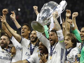 Britain Soccer Football - Juventus v Real Madrid - UEFA Champions League Final - The National Stadium of Wales, Cardiff - June 3, 2017 Real Madrid&#039;s Sergio Ramos celebrates with the trophy after winning the UEFA Champions League Final  Reuters / Carl Recine Livepic