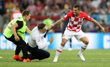 El defensor croata del Liverpool, Dejan Lovren, se molest車 bastante cuando vio que cuatro aficionados invadieron el campo durante la final del Mundial.