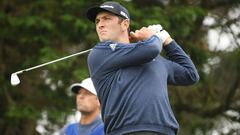 Jon Rahm golpea la bola durante la jornada final del PGA Championship en el TPC Harding Park de San Francisco, California.