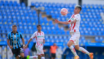 QUERETARO, MEXICO - JULY 10: Angelo Araos (R) of Necaxa controls the ball during the 2nd round match between Queretaro and Necaxa as part of the Torneo Apertura 2022 Liga MX at La Corregidora Stadium on July 10, 2022 in Queretaro, Mexico. (Photo by Cesar Gomez/Jam Media/Getty Images)