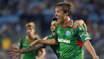 El centrocampista del Alavés, Tomás Pina, celebra su gol en Balaídos.