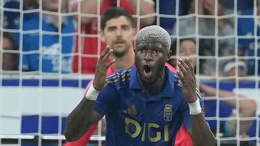 Real Oviedo's Ghanaian midfielder #06 Kwasi Sibo reacts after missing a goal opportunity during the Spanish league football match between Real Oviedo and Real Madrid CF at Carlos Tartiere Stadium in Oviedo on August 24, 2025. (Photo by Cesar MANSO / AFP)