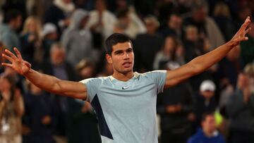 El tenista espa&ntilde;ol Carlos Alcaraz celebra su victoria ante el ruso Karen Khachanov en los octavos de final de Roland Garros.