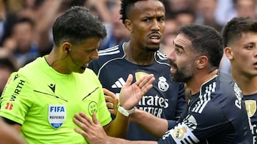 Gil Manzano y Dani Carvajal tras la expulsión de Huijsen en Anoeta.