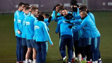La plantilla da la bienvenida al franc&eacute;s Jean-Clair Todibo durante el entrenamiento del equipo azulgrana para preparar el partido contra el Valencia.