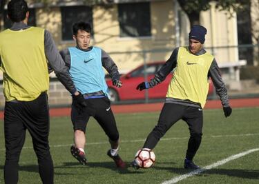 "Overweight" Tévez canned by new Shanghai boss Wu Jingui