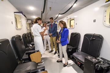 La Ministra de Defensa en funciones, Margarita Robles, ha visitado el Centro de Instrucción de Medicina Aeroespacial. Durante el recorrido, ha conocido la máquina climática donde los atletas españoles se están entrenando para el Mundial de Atletismo de Do