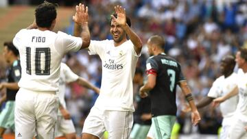 Ra&uacute;l felicita a Figo por su gol al Ajax en el Classic Match