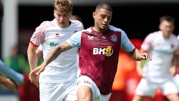 Diego Carlos, jugador del Aston Villa, durante el amistoso de pretemporada ante el Walsall.