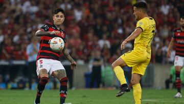 AMDEP7429. RÍO DE JANEIRO (BRASIL), 19/09/2024.- Erick Pulgar (i) de Flamengo disputa un balón con Javier Cabrera de Peñarol este jueves, en el partido de ida de cuartos de final de la Copa Libertadores entre Flamengo y Peñarol en el estadio Maracaná en Río de Janeiro (Brasil). EFE/ Antonio Lacerda