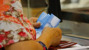 20 de Febrero del 2020/CONCEPCION
Beneficiarios del Aporte Familiar Permanente "Bono Marzo" acuden a las sucursales de Caja de Compensación Los Heroes, a recibir el pago, que adelanto la fecha de pago al dia 15 de Febrero. En la imagen beneficiaria retira dinero correspondiente al Bono Marzo en la caja.
FOTO:SEBASTIAN BROGCA/AGENCIAUNO