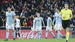 Los jugadores del Celta se muestran cabizbajos tras haber encajado el 2-1 contra el Valencia.