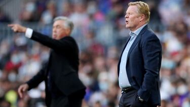Soccer Football - LaLiga - FC Barcelona v Real Madrid - Camp Nou, Barcelona, Spain - October 24, 2021 FC Barcelona coach Ronald Koeman looks on as Real Madrid coach Carlo Ancelotti gives instructions to his players REUTERS/Albert Gea